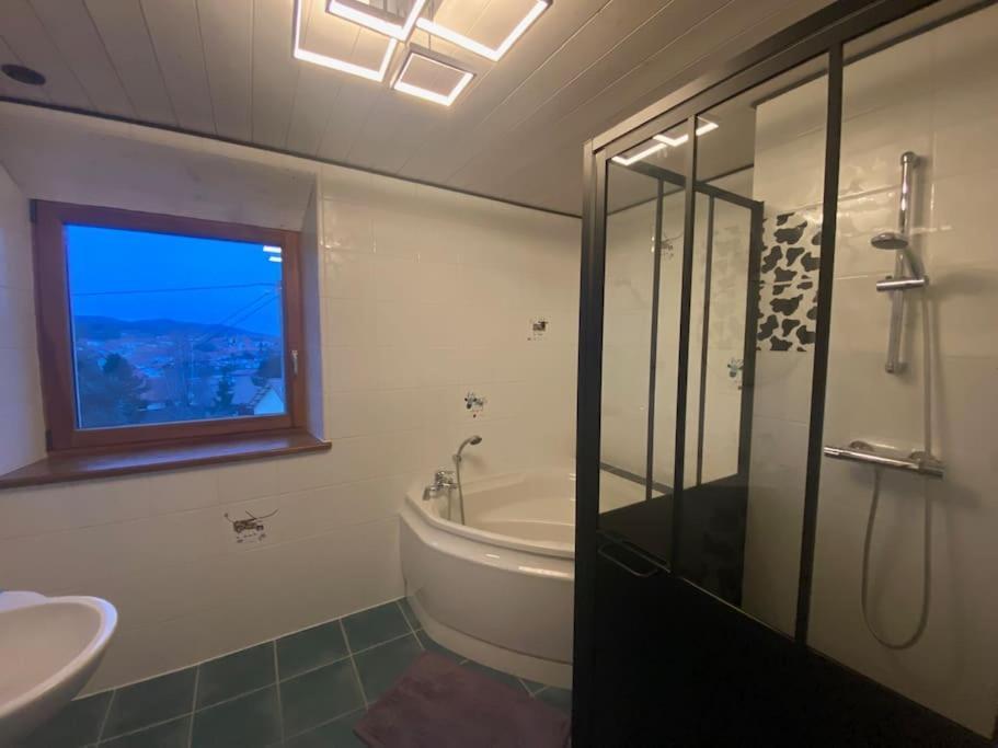 Logement Dans Maison + Exterieur Orchamps-Vennes Extérieur photo
