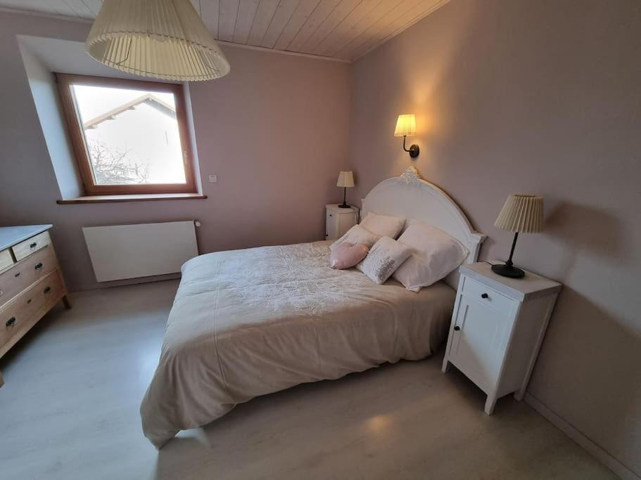 Logement Dans Maison + Exterieur Orchamps-Vennes Extérieur photo