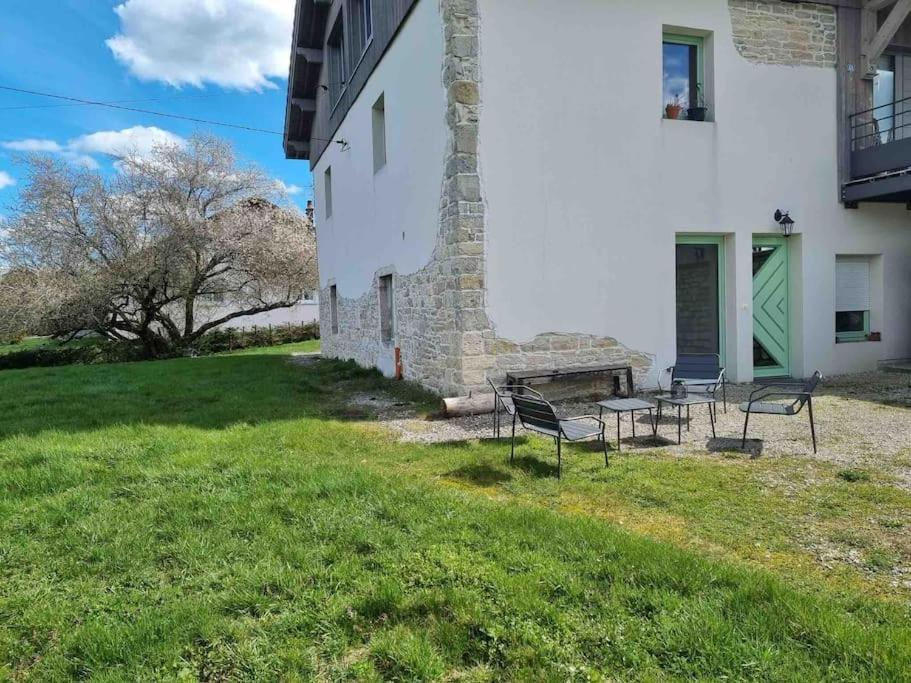 Logement Dans Maison + Exterieur Orchamps-Vennes Extérieur photo