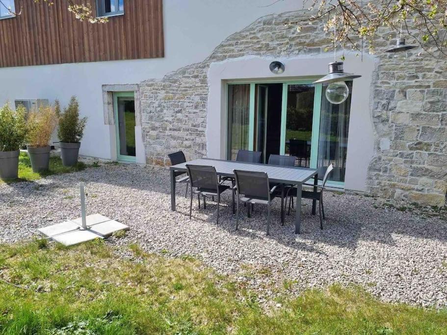 Logement Dans Maison + Exterieur Orchamps-Vennes Extérieur photo