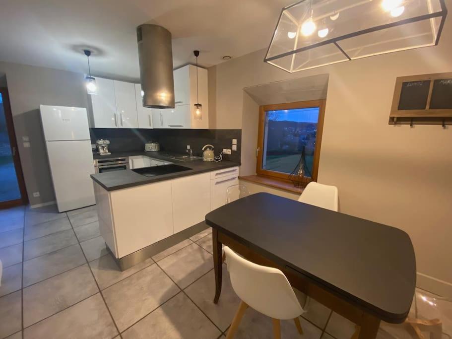 Logement Dans Maison + Exterieur Orchamps-Vennes Extérieur photo